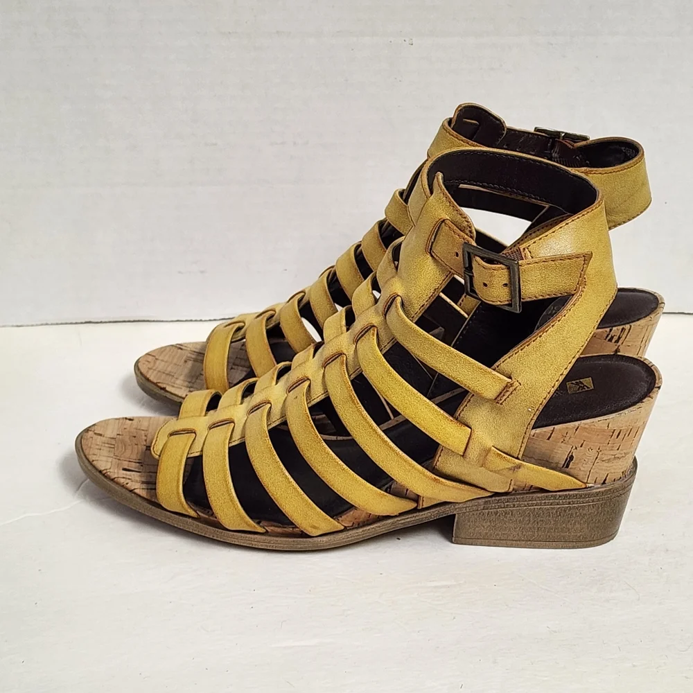 White mountain strappy wedge heel sandals 9.5‎ muted mustard